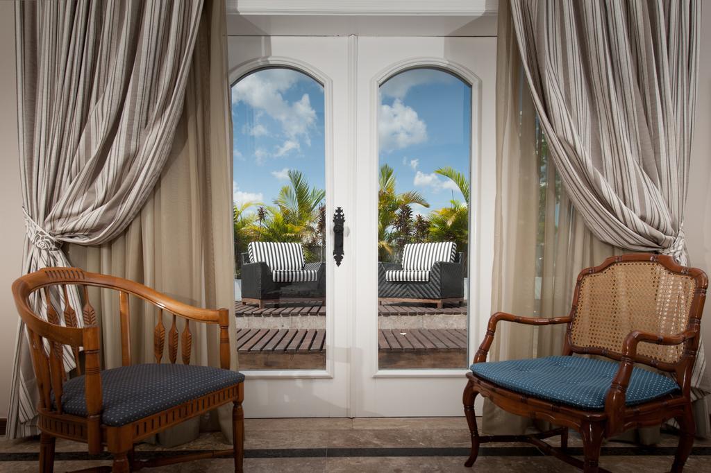 Hotel Tropical Manaus Buitenkant foto A window with curtains