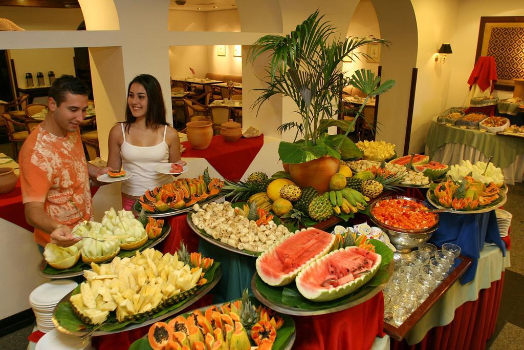 Hotel Tropical Manaus Buitenkant foto A fruit buffet