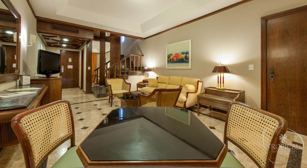 Hotel Tropical Manaus Buitenkant foto A living room at the Taj Bengal