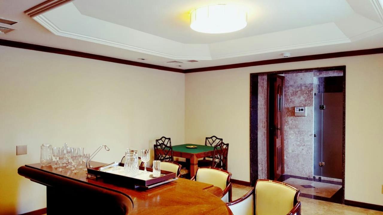 Hotel Tropical Manaus Buitenkant foto A room with a ceiling cornice
