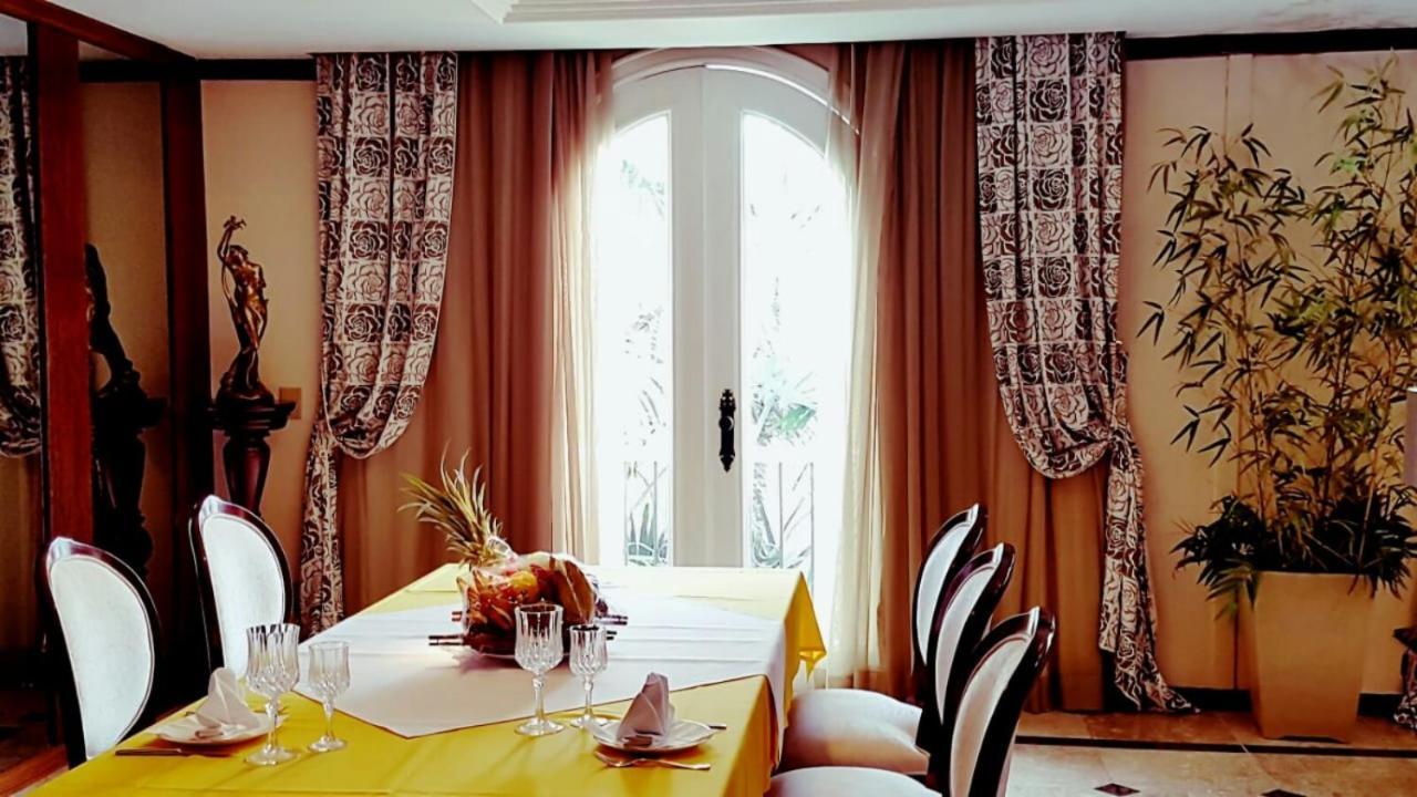 Hotel Tropical Manaus Buitenkant foto Curtains in a dining room