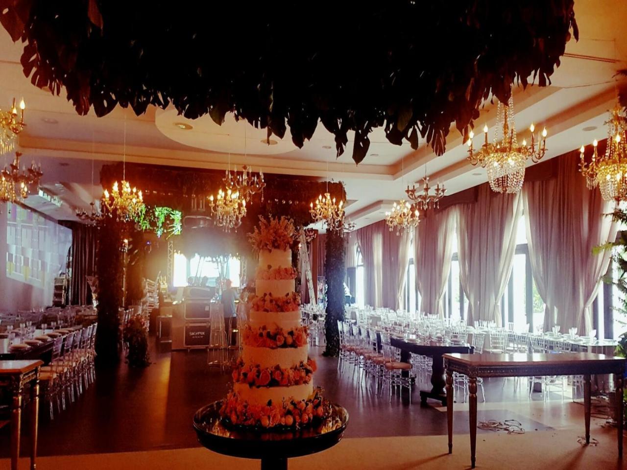 Hotel Tropical Manaus Buitenkant foto A wedding reception at the Mandarin Oriental, Bangkok