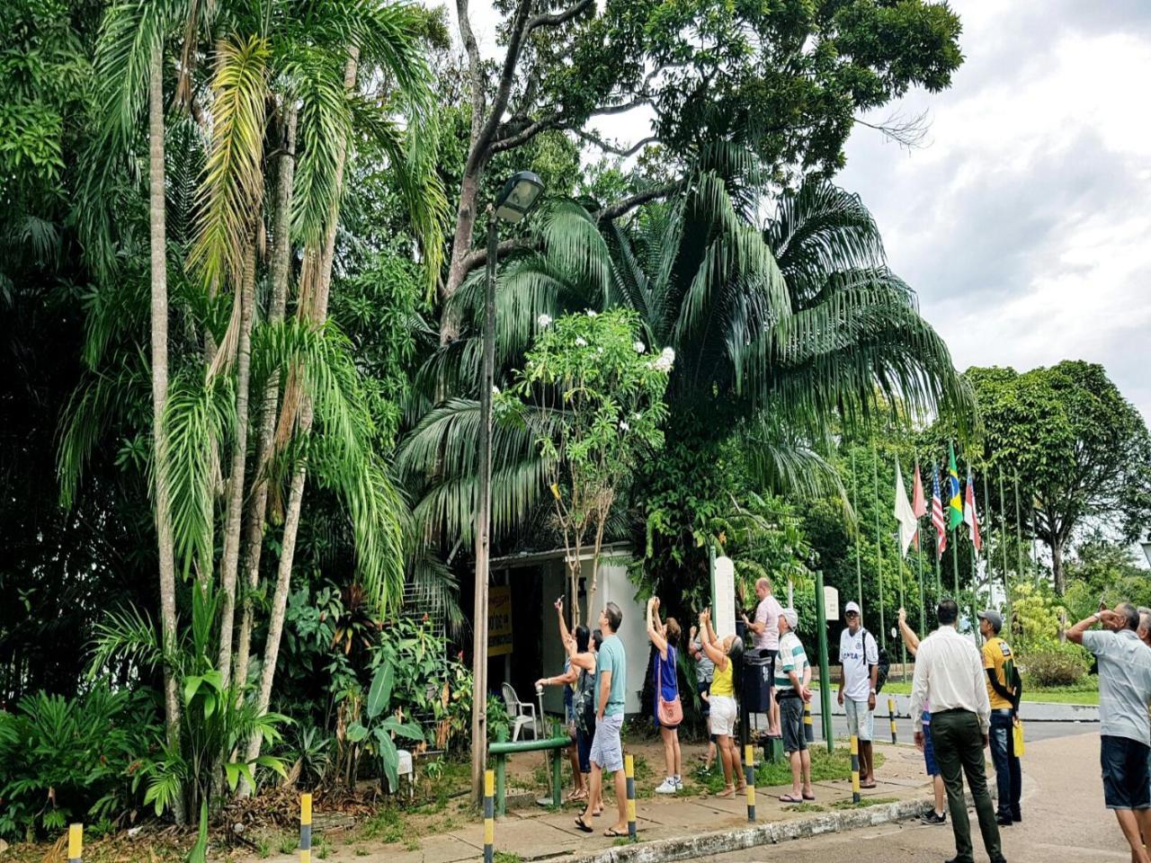 Hotel Tropical Manaus Buitenkant foto Visitors at the entrance of the zoo