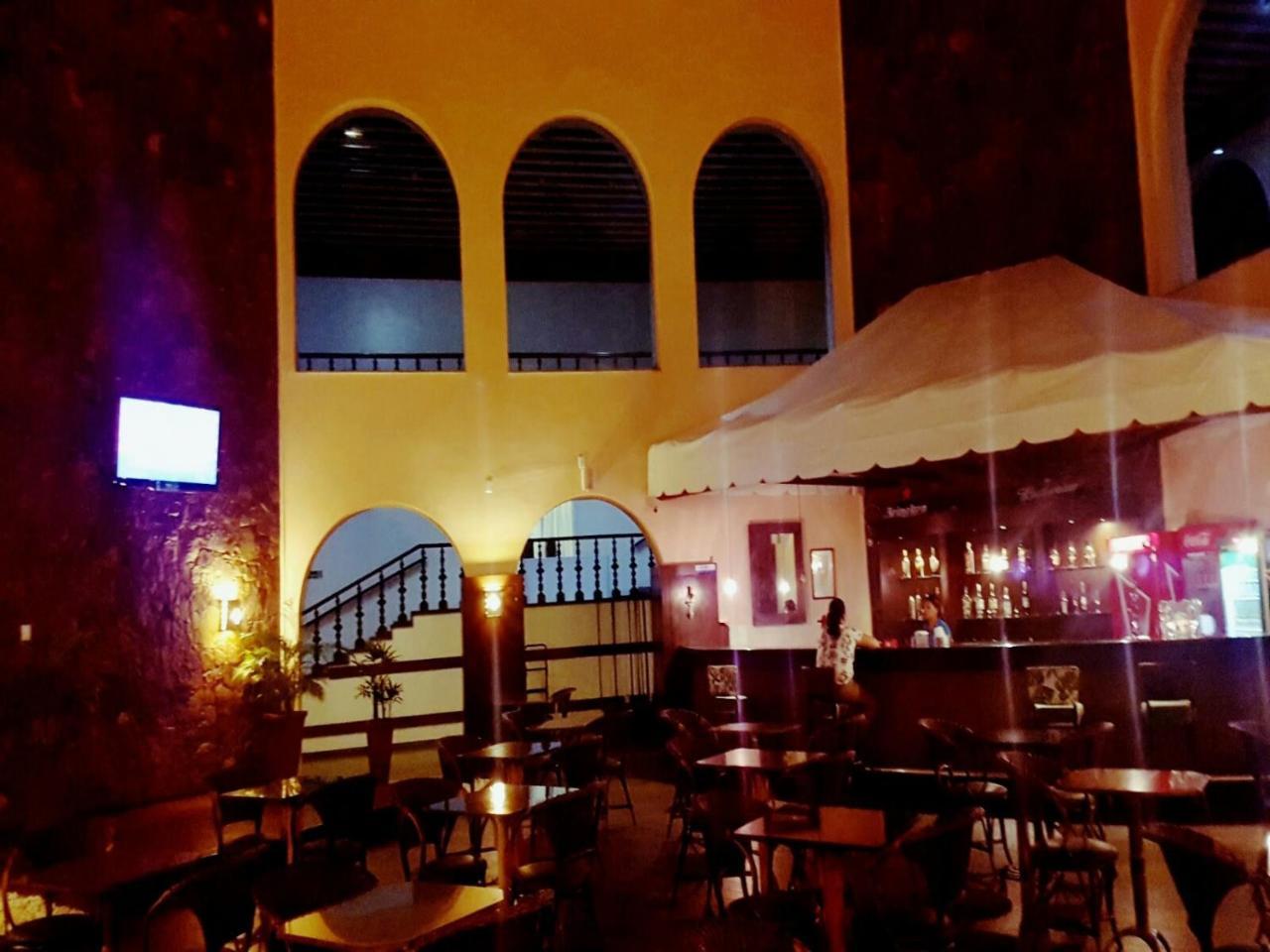 Hotel Tropical Manaus Buitenkant foto The interior of the bar