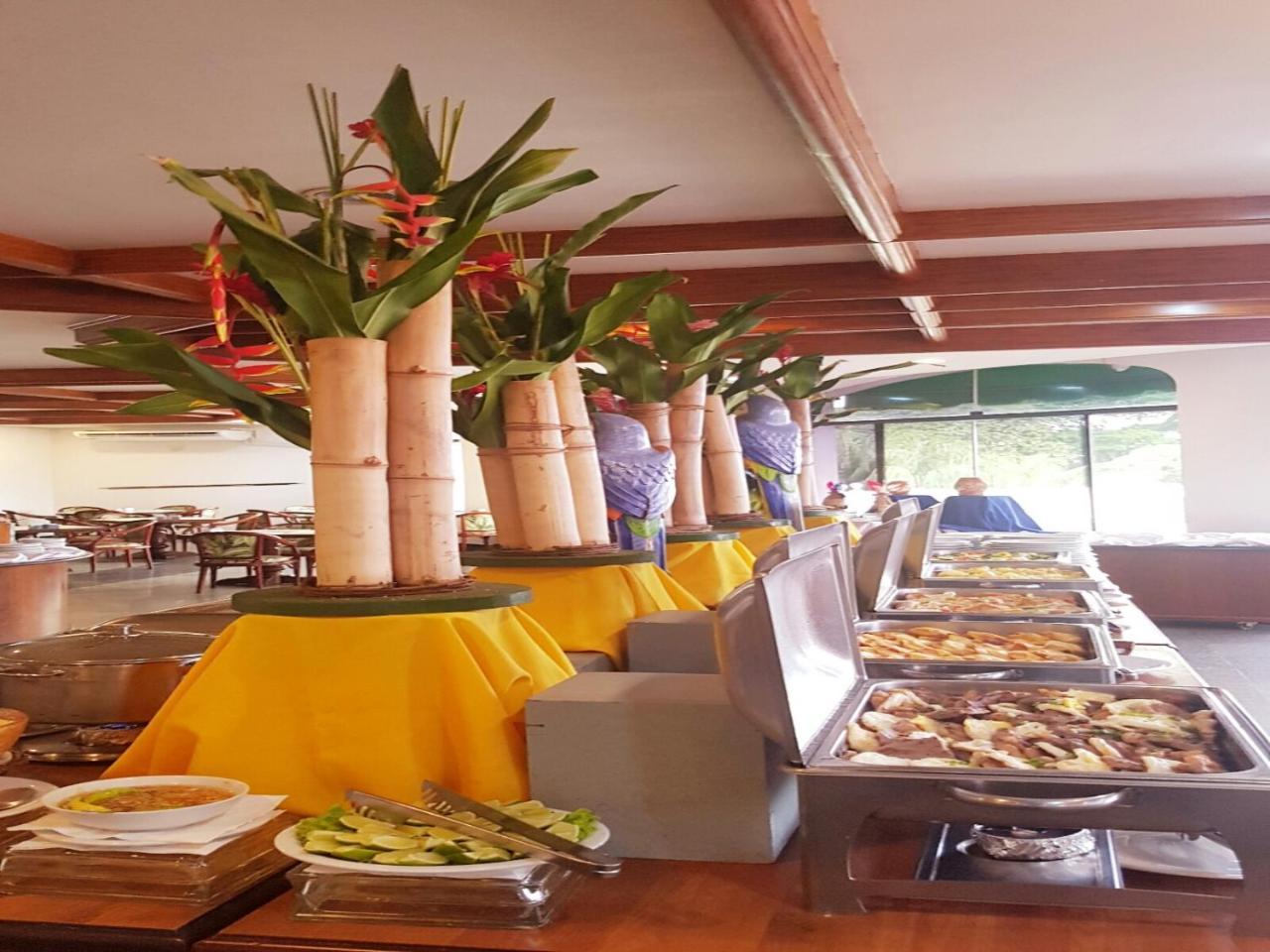 Hotel Tropical Manaus Buitenkant foto A buffet at a hotel