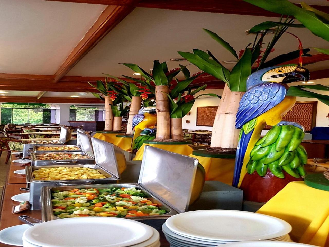 Hotel Tropical Manaus Buitenkant foto The buffet at the restaurant